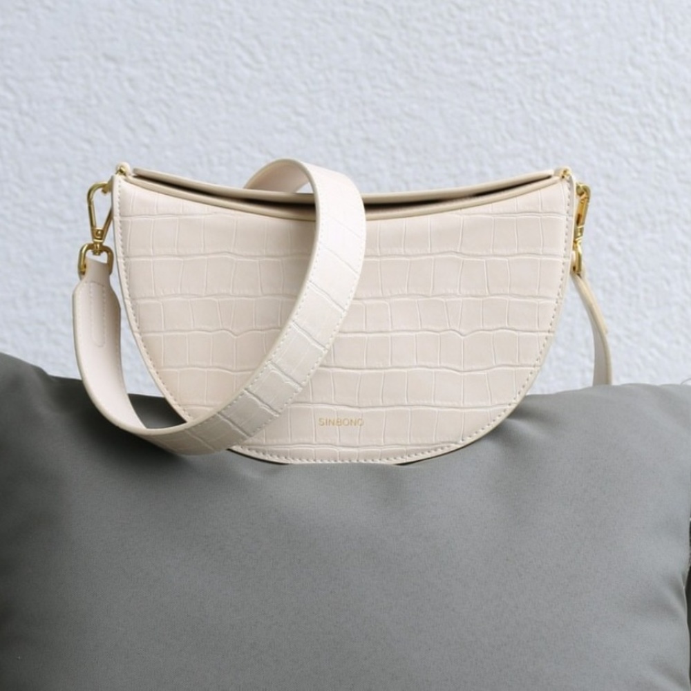 Cutest cream purse with gold chain and cream chain